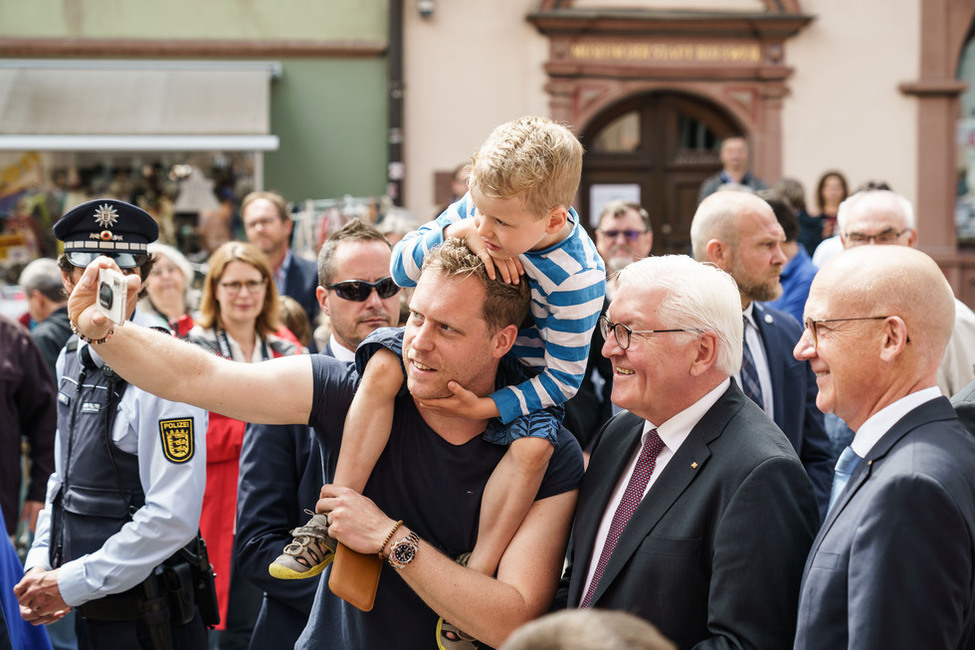 Bundespräsident Frank-Walter Steinmeier und der Oberbürgermeister der Stadt Rottweil, Ralf Broß, bei einer Begegnung mit Bürgerinnen und Bürgern in Rottweil